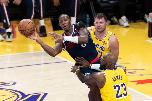 February 20, 2026, Los Angeles, California, USA: Los Angeles Clippers Kris Dunn (8) looks to pass while defended by Los Angeles LakersÃ¢â‚¬â ¢ LeBron James (23) and Luka DonÄÂiÄ¡ (77) during an NBA, Basketball Herren, USA basketball game at Crypto.com Arena on Friday, Feb. 20, 2026 in Los Angeles. Los Angeles USA - ZUMAc68_ 20260220_zaf_c68_034 Copyright: xRingoxChiux