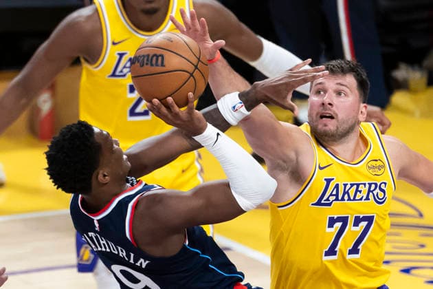 February 20, 2026, Los Angeles, California, USA: Los Angeles Clippers Benedict Mathurin (9) shoots against Los Angeles LakersÃ¢â‚¬â ¢ Luka DonÄÂiÄ¡ (77) during an NBA, Basketball Herren, USA basketball game at Crypto.com Arena on Friday, Feb. 20, 2026 in Los Angeles. Los Angeles USA - ZUMAc68_ 20260220_zaf_c68_036 Copyright: xRingoxChiux