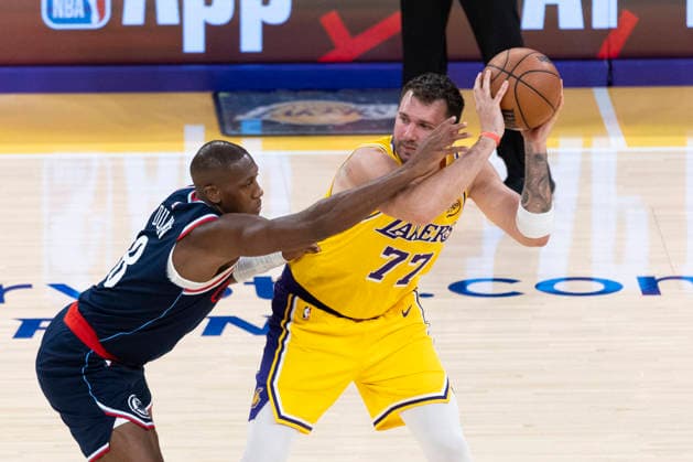 February 20, 2026, Los Angeles, California, USA: Los Angeles LakersÃ¢â‚¬â ¢ Luka DonÄÂiÄ¡ (77) is defended by Los Angeles Clippers Kris Dunn (8) during an NBA, Basketball Herren, USA basketball game at Crypto.com Arena on Friday, Feb. 20, 2026 in Los Angeles. Los Angeles USA - ZUMAc68_ 20260220_zaf_c68_042 Copyright: xRingoxChiux