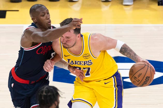February 20, 2026, Los Angeles, California, USA: Los Angeles LakersÃ¢â‚¬â ¢ Luka DonÄÂiÄ¡ (77) drives against Los Angeles Clippers Kris Dunn (8) during an NBA, Basketball Herren, USA basketball game at Crypto.com Arena on Friday, Feb. 20, 2026 in Los Angeles. Los Angeles USA - ZUMAc68_ 20260220_zaf_c68_045 Copyright: xRingoxChiux
