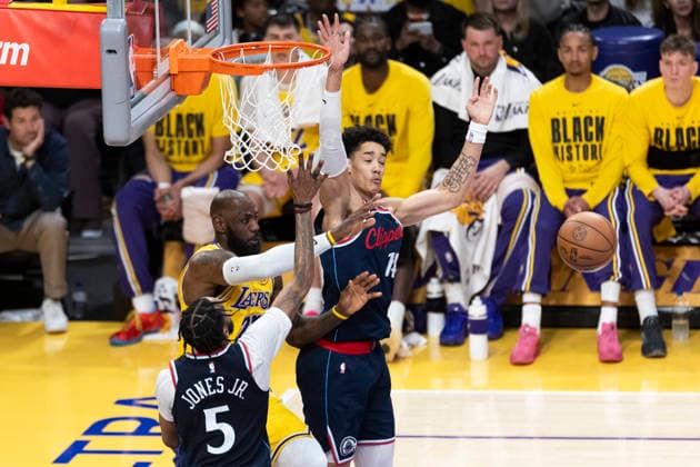 February 20, 2026, Los Angeles, California, USA: Los Angeles LakersÃ¢â‚¬â ¢ LeBron James (23) passes the ball against Los Angeles Clippers Derrick Jones Jr. (5) during an NBA, Basketball Herren, USA basketball game at Crypto.com Arena on Friday, Feb. 20, 2026 in Los Angeles. Los Angeles USA - ZUMAc68_ 20260220_zaf_c68_046 Copyright: xRingoxChiux