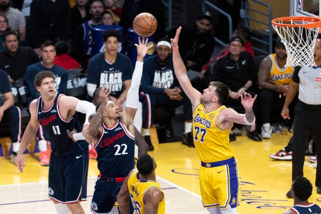 February 20, 2026, Los Angeles, California, USA: Los Angeles Clippers Jordan Miller (22) shoots against Los Angeles LakersÃ¢â‚¬â ¢ Luka DonÄÂiÄ¡ (77) during an NBA, Basketball Herren, USA basketball game at Crypto.com Arena on Friday, Feb. 20, 2026 in Los Angeles. Los Angeles USA - ZUMAc68_ 20260220_zaf_c68_053 Copyright: xRingoxChiux