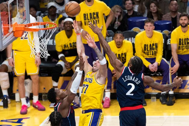 February 20, 2026, Los Angeles, California, USA: Los Angeles LakersÃ¢â‚¬â ¢ Luka DonÄÂiÄ¡ (77) shoots under pressure from Los Angeles Clippers Kawhi Leonard (2) during an NBA, Basketball Herren, USA basketball game at Crypto.com Arena on Friday, Feb. 20, 2026 in Los Angeles. Los Angeles USA - ZUMAc68_ 20260220_zaf_c68_054 Copyright: xRingoxChiux