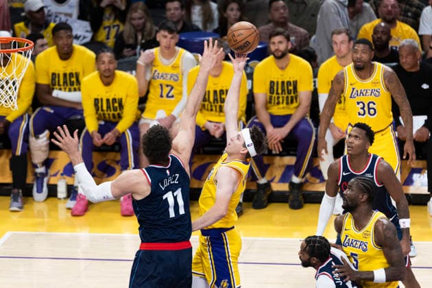 February 20, 2026, Los Angeles, California, USA: Los Angeles LakersÃ¢â‚¬â ¢ Austin Reaves (15) shoots against Los Angeles Clippers Brook Lopez (11) during an NBA, Basketball Herren, USA basketball game at Crypto.com Arena on Friday, Feb. 20, 2026 in Los Angeles. Los Angeles USA - ZUMAc68_ 20260220_zaf_c68_061 Copyright: xRingoxChiux