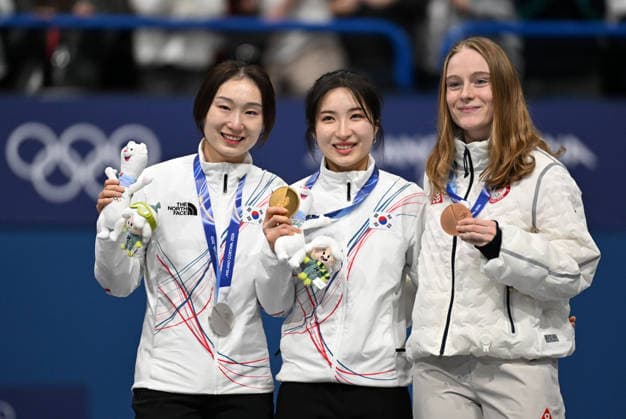 (260221) -- MILAN, Feb. 21, 2026 -- Gold medallist Kim Gilli (C) of South Korea, silver medallist Choi Minjeong (L) of South Korea and bronze medallist Corinne Stoddard of the United States pose with their medals after the short track Speed skating, Eisschnelllauf women s 1500m final A at the Milan-Cortina 2026 Olympic Winter games, Winterspiele,Spiele, Summer games in Milan, Italy, Feb. 20, 2026. ) (MICO2026)ITALY-MILAN-OLYMPIC WINTER GAMES-SHORT TRACK SPEED SKATING-WOMEN S 1500M-FINALS ChengxMin 