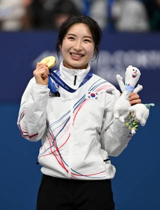 (260221) -- MILAN, Feb. 21, 2026 -- Gold medallist Kim Gilli (C) of South Korea celebrates after winning the short track Speed skating, Eisschnelllauf women s 1500m final A at the Milan-Cortina 2026 Olympic Winter games, Winterspiele,Spiele, Summer games in Milan, Italy, Feb. 20, 2026. ) (MICO2026)ITALY-MILAN-OLYMPIC WINTER GAMES-SHORT TRACK SPEED SKATING-WOMEN S 1500M-FINALS ChengxMin 