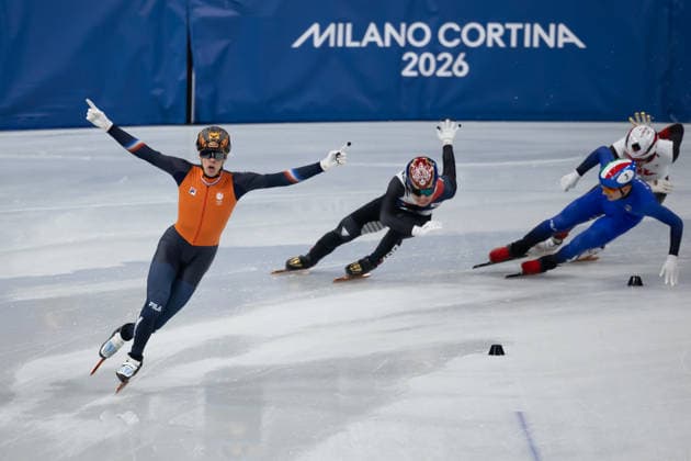 February 20, 2026, Milano, Lombardy, Italy: JENS VAN WOUT (2) of the Netherlands celebrates winning the gold medal ahead of DAEHEON HWANG of Republic of Korea, PIETRO SIGHEL (3) of Italy and WILLIAM DANDJINOU (1) of Canada in the Short Track Speed skating, Eisschnelllauf Men s 5000m Relay Finals A during the 2026 Winter Olympics at the Milano Ice Skating Arena on Friday in Milano. Milano Italy - ZUMAj89_ 20260220_oly_j89_022 Copyright: xPaulxKitagakixJr.x