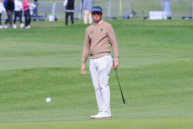 February 20, 2026, Pacific Palisades, California, USA: J.T. Poston chips the ball onto the 10th green during Round 2 of the 2026 Genesis Invitational Golf Tournament on Friday February 20, 2026 at the Riviera Country Club in Pacific Palisades, California. ARIANA RUIZ PI Pacific Palisades USA - ZUMAp124 20260220_zaa_p124_052 Copyright: xArianaxRuizx