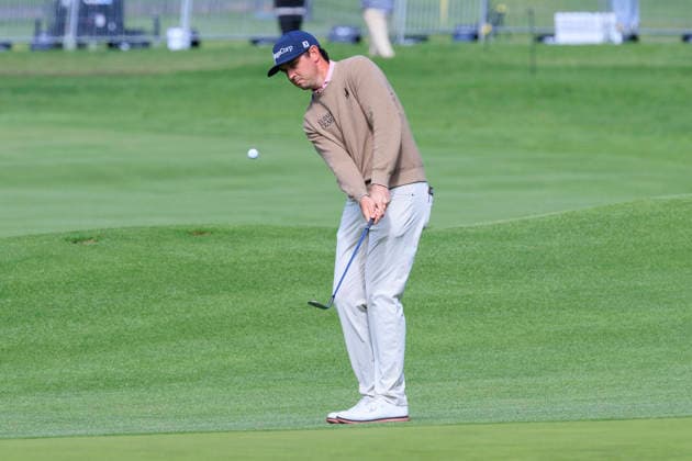 February 20, 2026, Pacific Palisades, California, USA: J.T. Poston chips the ball onto the 10th green during Round 2 of the 2026 Genesis Invitational Golf Tournament on Friday February 20, 2026 at the Riviera Country Club in Pacific Palisades, California. ARIANA RUIZ PI The 2026 Genesis Invitational - Round 2  - ZUMAp124 20260220_zaa_p124_051 Copyright: xArianaxRuizx