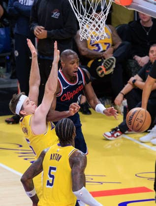 February 20, 2026, Los Angeles, California, USA: Kris Dunn 8 of the Los Angeles Clippers passes away from Austin Reaves 15 of the Los Angeles Lakers after a regular season NBA, Basketball Herren, USA game on Friday February 20, 2026 at Crypto.com Arena in Los Angeles, California. JAVIER ROJAS PI Los Angeles USA - ZUMAp124 20260220_zaa_p124_094 Copyright: xJavierxRojasx