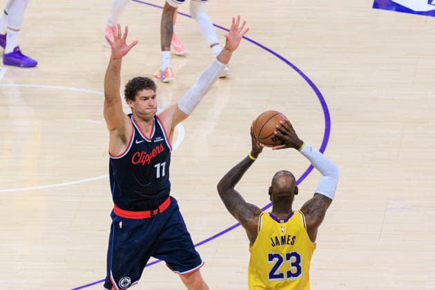 February 20, 2026, Los Angeles, California, USA: LeBron James 23 of the Los Angeles Lakers tries to pass the ball over Brook Lopez 11 of the Los Angeles Clippers during a regular season NBA, Basketball Herren, USA game on Friday February 20, 2026 at Crypto.com Arena in Los Angeles, California. JAVIER ROJAS PI Los Angeles USA - ZUMAp124 20260220_zaa_p124_095 Copyright: xJavierxRojasx