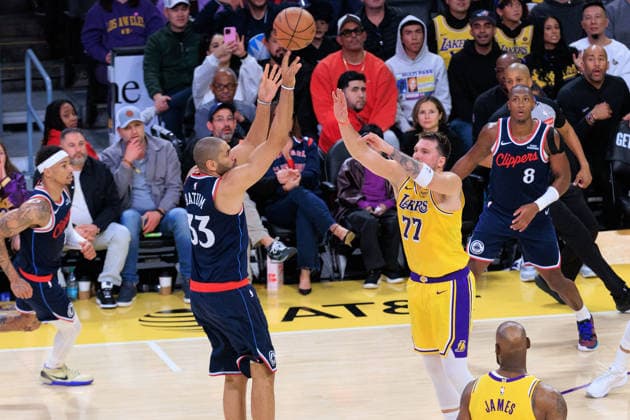 February 20, 2026, Los Angeles, California, USA: Nicolas Batum 33 of the Los Angeles Clippers puts a last minute shot that fails over Luka Doncic 77 of the Los Angeles lakers during a regular season NBA, Basketball Herren, USA game on Friday February 20, 2026 at Crypto.com Arena in Los Angeles, California. JAVIER ROJAS PI Los Angeles USA - ZUMAp124 20260220_zaa_p124_096 Copyright: xJavierxRojasx