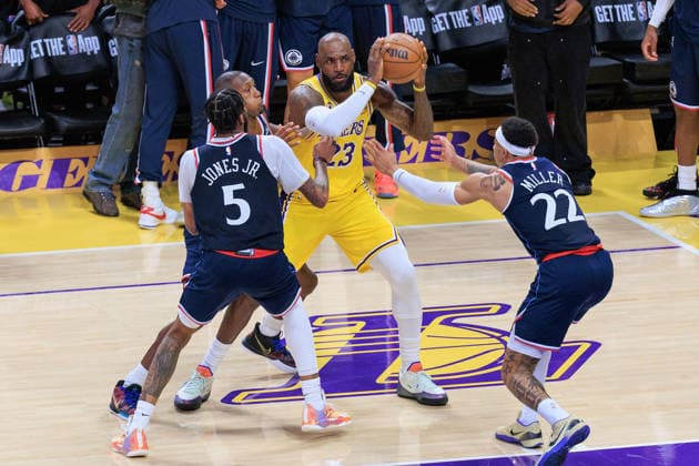 February 20, 2026, Los Angeles, California, USA: LeBron James 23 of the Los Angeles Lakers is surrounded by Los Angeles Clippers defenders during a regular season NBA, Basketball Herren, USA game on Friday February 20, 2026 at Crypto.com Arena in Los Angeles, California. JAVIER ROJAS PI Los Angeles USA - ZUMAp124 20260220_zaa_p124_097 Copyright: xJavierxRojasx