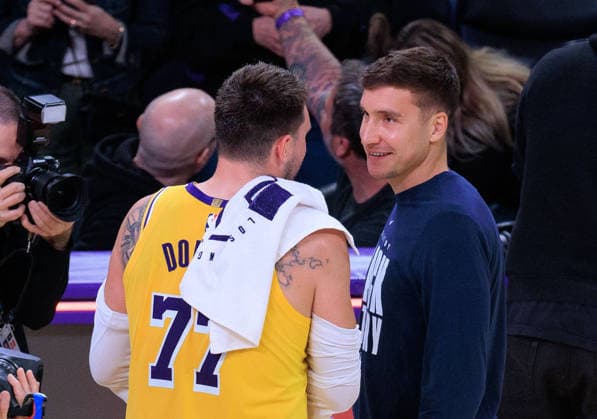 February 20, 2026, Los Angeles, California, USA: Luka Doncic 77 of the Los Angeles Lakers greets Bogdan Bogdanovic 7 of the Los Angeles Clippers after a regular season NBA, Basketball Herren, USA game on Friday February 20, 2026 at Crypto.com Arena in Los Angeles, California. JAVIER ROJAS PI Los Angeles USA - ZUMAp124 20260220_zaa_p124_100 Copyright: xJavierxRojasx