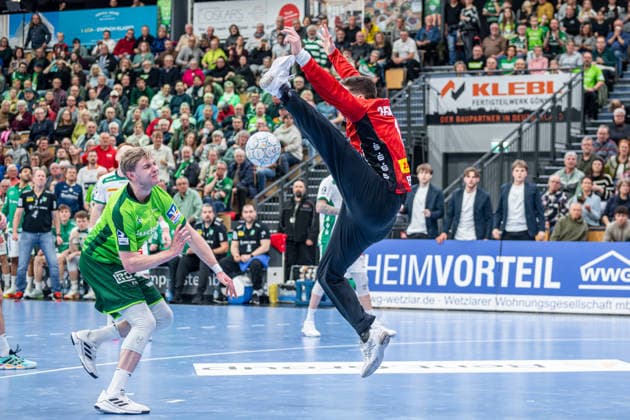 Handball Bundesliga HSG Wetzlar SC DHfK Leipzig, 20 02 26 Tristan Kirschner HSG Wetzlar, 5 , Domenico Ebner SC DHfK Leipzig, 1 Handball Bundesliga HSG Wetzlar SC DHfK Leipzig Wetzlar, 20 02 26 Copyright: xBEAUTIFULxSPORTS Roeczeyx