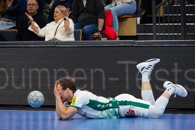 20 02 2026, xovx, Handball Daikin Handball Bundesliga, HSG Wetzlar SC DHfK Leipzig Blair Hinriksson SC DHfK Leipzig after a foul by Philipp Ahouansou HSG Wetzlar on the ground Wetzlar Buderus Arena Hessen Germany EN