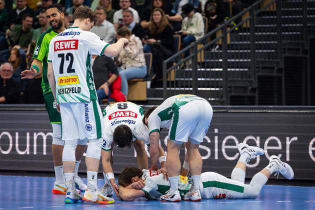 20 02 2026, xovx, Handball Daikin Handball Bundesliga, HSG Wetzlar SC DHfK Leipzig Blair Hinriksson SC DHfK Leipzig after a foul by Philipp Ahouansou HSG Wetzlar on the ground Wetzlar Buderus Arena Hessen Germany EN