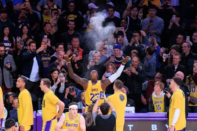 February 20, 2026, Los Angeles, California, USA: LeBron James 23 of the Los Angeles Lakers throws powder into the air prior to a regular season NBA, Basketball Herren, USA game against the Los Angeles Clippers on Friday February 20, 2026 at Crypto.com Arena in Los Angeles, California. JAVIER ROJAS PI Los Angeles USA - ZUMAp124 20260220_zaa_p124_102 Copyright: xJavierxRojasx