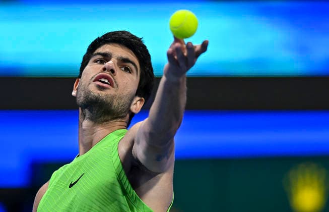 (260221) -- DOHA, Feb. 21, 2026 -- Carlos Alcaraz serves during the men s singles semi-final match between Carlos Alcaraz of Spain and Andrey Rublev of Russia at the ATP, Tennis Herren Qatar Open 2026 tennis tournament in Doha, Qatar, on Feb. 20, 2026. (Photo by Xinhua) (SP)QATAR-DOHA-TENNIS-ATP QATAR OPEN-MEN S SINGLES Nikku 