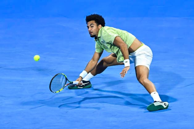 (260221) -- DOHA, Feb. 21, 2026 -- Arthur Fils hits a return during the men s singles semi-final match between Jakub Mensik of the Czech Republic and Arthur Fils of France at the ATP, Tennis Herren Qatar Open 2026 tennis tournament in Doha, Qatar, on Feb. 20, 2026. (Photo by Xinhua) (SP)QATAR-DOHA-TENNIS-ATP QATAR OPEN-MEN S SINGLES Nikku 