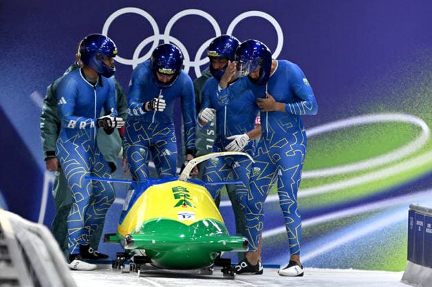 Cortina d Ampezzo, Italy, February 21th 2026. Edson Luques Bindilatti, Davidson Henrique De Souza, Rafael Souza Da Silva, Luis Bacca Goncalves of Brazil before the Bobsleight 4-man Heat 1 race of the Olympic Winter games, Winterspiele,Spiele, Summer games 2026 in Cortina d Ampezzo, Italy. (Photo by Igor Kupljenik Sports Press Photo)  Copyright: xIgorxKupljenikx xSPPx Sportspressphoto_SPR95318