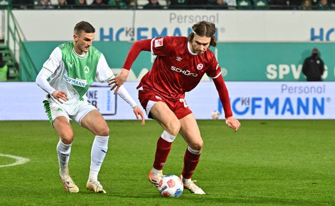 20 02 2026 Soccer Season 2025 2026 2 Soccer Bundesliga 23 Matchday SpVgg Greuther Fürth Kleeblatt SGF DSC Arminia Bielefeld Sportfoto Zink MeZi xmexzix DFL regulations prohibit any use of photographs as image sequences and or quasi video only for editorial use Philipp Ziereis 4, SpVgg Greuther Fürth Roberts Uldrikis 28, Arminia Bielefeld, rechts