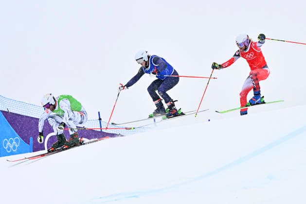 LIVIGNO, ITALIEN 20260221 Erik Mobärg (bla) med Alex Fiva, Schweiz (grön) och Jared Schmidt, Kanada (röd) under attondelsfinal heat 6 i herrarnas skicross i Snow Park i Livigno, Italien, vinter-OS. *** Bilden ingar i SPORTPAKET. För övriga BETALBILD *** LIVIGNO ITALIEN x10080x *** LIVIGNO, ITALY 20260221 Erik Mobärg blue with Alex Fiva, Switzerland green and Jared Schmidt, Canada red during the first round heat 6 of the mens ski cross in the Snow Park in Livigno, Italy, Winter Olympics Picture in SPORTPAKET For others PAYPICTURE LIVIGNO ITALY x10080x  Copyright: xFredrikxSandberg TTx OS 2026 SKICROSS FINAL
