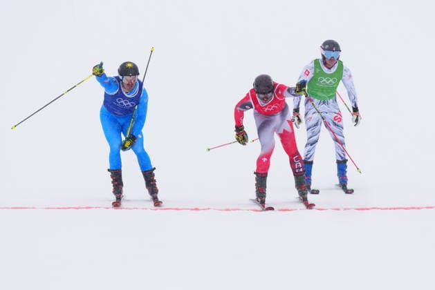 February 21, 2026, Livigno, Italy: Canada s Reece Howden, centre, and Italy s Federico Tomasoni comes in for a photo finish during the men s skicross 1 8 finals at the Milano Cortina 2026 Winter Olympic Games, Olympische Spiele, Olympia, OS in Livigno, Italy on Saturday, Feb. 21, 2026. Canada News - February 21, 2026  - ZUMAc35_ 20260221_zaf_c35_006 Copyright: xSeanxKilpatrickx