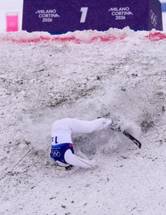 (260221) -- LIVIGNO, Feb. 21, 2026 -- Wang Xindi of China falls onto the snow during the freestyle skiing mixed team aerials final 2 at the Milan-Cortina 2026 Olympic Winter games, Winterspiele,Spiele, Summer games in Livigno, Italy, Feb. 21, 2026. ) (MICO2026)ITALY-LIVIGNO-OLYMPIC WINTER GAMES-FREESTYLE SKIING-MIXED TEAM AERIALS-FINAL HuxChao 
