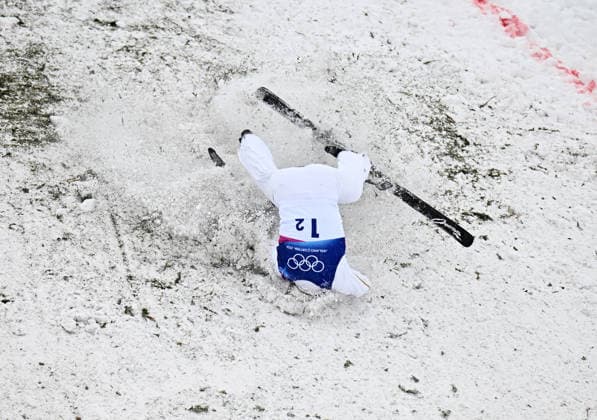 (260221) -- LIVIGNO, Feb. 21, 2026 -- Wang Xindi of China falls onto the snow during the freestyle skiing mixed team aerials final 2 at the Milan-Cortina 2026 Olympic Winter games, Winterspiele,Spiele, Summer games in Livigno, Italy, Feb. 21, 2026. ) (MICO2026)ITALY-LIVIGNO-OLYMPIC WINTER GAMES-FREESTYLE SKIING-MIXED TEAM AERIALS-FINAL ZhangxHongxiang 