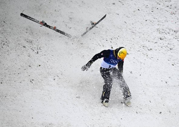 (260221) -- LIVIGNO, Feb. 21, 2026 -- Li Tianma of China falls onto the snow during the freestyle skiing mixed team aerials final 2 at the Milan-Cortina 2026 Olympic Winter games, Winterspiele,Spiele, Summer games in Livigno, Italy, Feb. 21, 2026. ) (MICO2026)ITALY-LIVIGNO-OLYMPIC WINTER GAMES-FREESTYLE SKIING-MIXED TEAM AERIALS-FINAL ZhangxHongxiang 