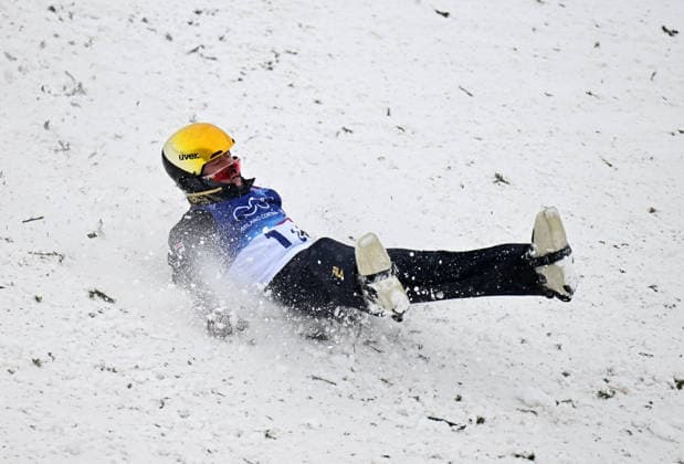 (260221) -- LIVIGNO, Feb. 21, 2026 -- Li Tianma of China falls onto the snow during the freestyle skiing mixed team aerials final 2 at the Milan-Cortina 2026 Olympic Winter games, Winterspiele,Spiele, Summer games in Livigno, Italy, Feb. 21, 2026. ) (MICO2026)ITALY-LIVIGNO-OLYMPIC WINTER GAMES-FREESTYLE SKIING-MIXED TEAM AERIALS-FINAL ZhangxHongxiang 