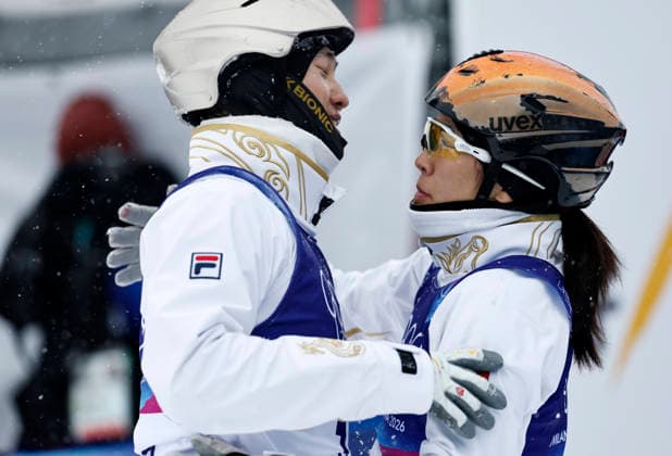 (260221) -- LIVIGNO, Feb. 21, 2026 -- Xu Mengtao (R) of China hugs her teammate Wang Xindi during the freestyle skiing mixed team aerials final 2 at the Milan-Cortina 2026 Olympic Winter games, Winterspiele,Spiele, Summer games in Livigno, Italy, Feb. 21, 2026. ) (MICO2026)ITALY-LIVIGNO-OLYMPIC WINTER GAMES-FREESTYLE SKIING-MIXED TEAM AERIALS-FINAL WangxPeng 