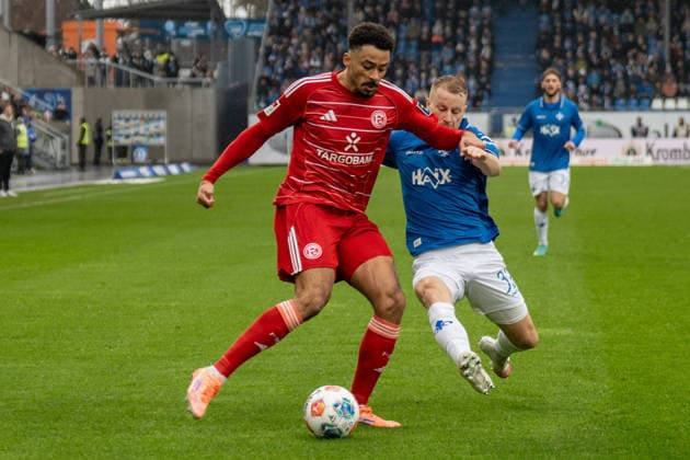 2 Bundesliga SV Darmstadt 98 vs Fortuna Düsseldorf, Merck Stadion am Böllenfalltor, 21 02 2026 duel between Emmanuel Iyoha Fortuna Düsseldorf, 19 Fabian Holland SV Darmstadt 98, 32 2 Bundesliga SV Darmstadt 98 vs Fortuna Düsseldorf, Merck Stadion am Böllenfalltor, 21 02 2026 DFB DFL REGULATIONS PROHIBIT ANY USE OF PHOTOGRAPHS AS IMAGE SEQUENCES AND OR QUASI VIDEO Copyright: xBEAUTILUSxSPORTS Hillx