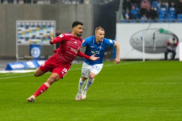 2 Bundesliga SV Darmstadt 98 vs Fortuna Düsseldorf, Merck Stadion am Böllenfalltor, 21 02 2026 Goal kick by Emmanuel Iyoha Fortuna Düsseldorf, 19 and defended by Fabian Holland SV Darmstadt 98, 32 2 Bundesliga SV Darmstadt 98 vs Fortuna Düsseldorf, Merck Stadion am Böllenfalltor, 21 02 2026 DFB DFL REGULATIONS PROHIBIT ANY USE OF PHOTOGRAPHS AS IMAGE SEQUENCES AND OR QUASI VIDEO Copyright: xBEAUTILUSxSPORTS Hillx