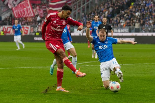 2 Bundesliga SV Darmstadt 98 vs Fortuna Düsseldorf, Merck Stadion am Böllenfalltor, 21 02 2026 Goal kick by Emmanuel Iyoha Fortuna Düsseldorf, 19 and defended by Fabian Holland SV Darmstadt 98, 32 2 Bundesliga SV Darmstadt 98 vs Fortuna Düsseldorf, Merck Stadion am Böllenfalltor, 21 02 2026 DFB DFL REGULATIONS PROHIBIT ANY USE OF PHOTOGRAPHS AS IMAGE SEQUENCES AND OR QUASI VIDEO Copyright: xBEAUTILUSxSPORTS Hillx