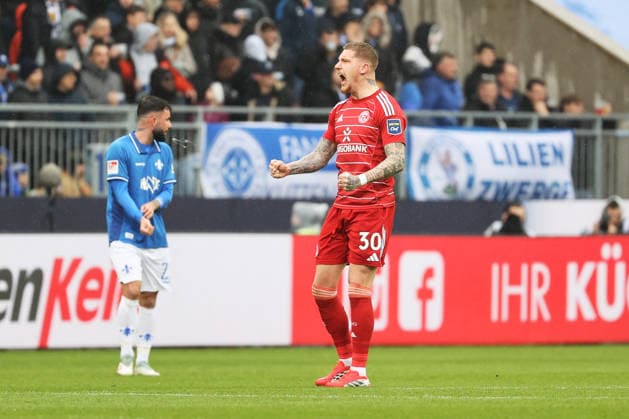 21 02 2026, xtvx, Fußball 2 Bundesliga, SV Darmstadt 98 Fortuna Duesseldorf v l Goal scored, Tor zum 1 1 Torjubel, Goal celebration, celebrate the goal, celebrates scoring Emmanuel Iyoha Fortuna Duesseldorf Jordy de Wijs Fortuna Duesseldorf DFL DFB REGULATIONS PROHIBIT ANY USE OF PHOTOGRAPHS as IMAGE SEQUENCES and or QUASI VIDEO Darmstadt