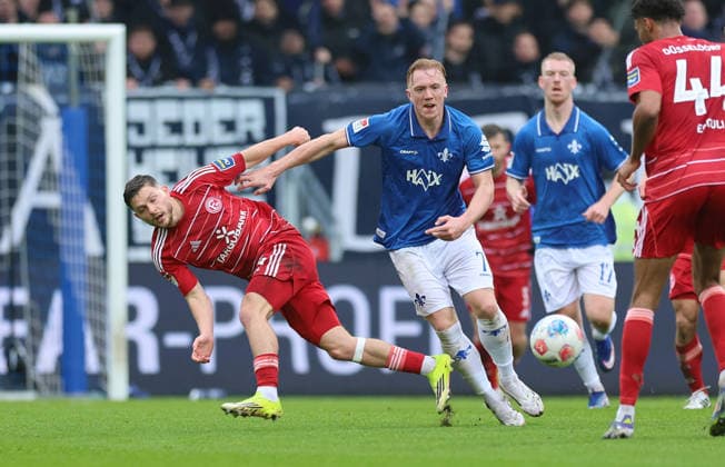 21 02 2026, Soccer 2 Bundesliga, SV Darmstadt 98 Fortuna Düsseldorf, emonline, emspor, despor, v l , Florent Muslija Fortuna Düsseldorf , Isac Lidberg SV Darmstadt 98 DFL DFB REGULATIONS PROHIBIT ANY USE OF PHOTOGRAPHS AS IMAGE SEQUENCES AND OR QUASI VIDEO xdcx Copyright: HMBxMedia Claus