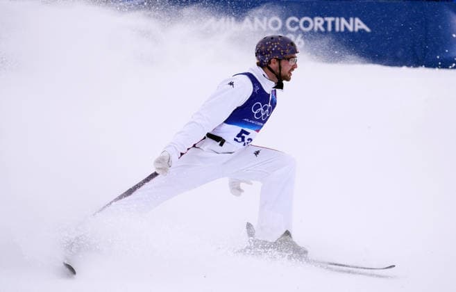 (260221) -- LIVIGNO, Feb. 21, 2026 -- Christopher Lillis of the United States reacts during the freestyle skiing mixed team aerials final 2 at the Milan-Cortina 2026 Olympic Winter games, Winterspiele,Spiele, Summer games in Livigno, Italy, Feb. 21, 2026. ) (MICO2026)ITALY-LIVIGNO-OLYMPIC WINTER GAMES-FREESTYLE SKIING-MIXED TEAM AERIALS-FINAL HuxChao 