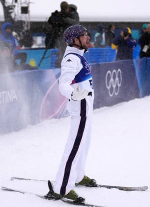 (260221) -- LIVIGNO, Feb. 21, 2026 -- Christopher Lillis of the United States reacts during the freestyle skiing mixed team aerials final 2 at the Milan-Cortina 2026 Olympic Winter games, Winterspiele,Spiele, Summer games in Livigno, Italy, Feb. 21, 2026. ) (MICO2026)ITALY-LIVIGNO-OLYMPIC WINTER GAMES-FREESTYLE SKIING-MIXED TEAM AERIALS-FINAL HuxChao 