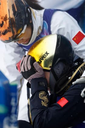 (260221) -- LIVIGNO, Feb. 21, 2026 -- Li Tianma (bottom) of China cries during the freestyle skiing mixed team aerials final 2 at the Milan-Cortina 2026 Olympic Winter games, Winterspiele,Spiele, Summer games in Livigno, Italy, Feb. 21, 2026. ) (MICO2026)ITALY-LIVIGNO-OLYMPIC WINTER GAMES-FREESTYLE SKIING-MIXED TEAM AERIALS-FINAL WangxPeng 
