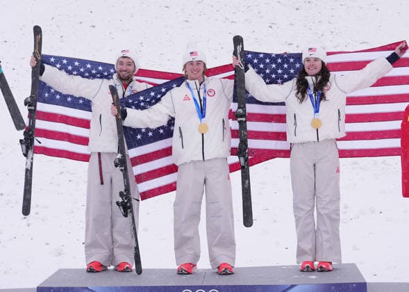 (260221) -- LIVIGNO, Feb. 21, 2026 -- Gold medalists Christopher Lillis, Connor Curran and Kaila Kuhn (L to R) of the United States pose after the awarding ceremony for freestyle skiing mixed team aerials at the Milan-Cortina 2026 Olympic Winter games, Winterspiele,Spiele, Summer games in Livigno, Italy, Feb. 21, 2026. ) (MICO2026)ITALY-LIVIGNO-OLYMPIC WINTER GAMES-FREESTYLE SKIING-MIXED TEAM AERIALS-FINAL HuxChao 