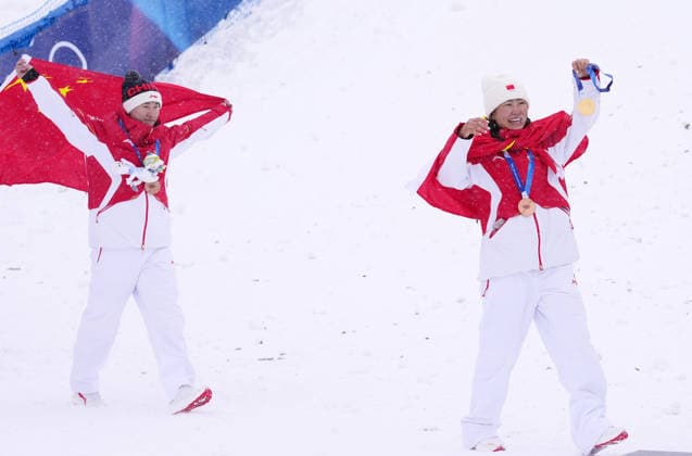 (260221) -- LIVIGNO, Feb. 21, 2026 -- Wang Xindi (L) of China and his teammate Xu Mengtao react after the awarding ceremony for freestyle skiing mixed team aerials at the Milan-Cortina 2026 Olympic Winter games, Winterspiele,Spiele, Summer games in Livigno, Italy, Feb. 21, 2026. ) (MICO2026)ITALY-LIVIGNO-OLYMPIC WINTER GAMES-FREESTYLE SKIING-MIXED TEAM AERIALS-FINAL HuxChao 
