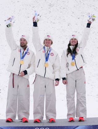 (260221) -- LIVIGNO, Feb. 21, 2026 -- Gold medalists Christopher Lillis, Connor Curran and Kaila Kuhn (L to R) of the United States pose during the awarding ceremony for freestyle skiing mixed team aerials at the Milan-Cortina 2026 Olympic Winter games, Winterspiele,Spiele, Summer games in Livigno, Italy, Feb. 21, 2026. ) (MICO2026)ITALY-LIVIGNO-OLYMPIC WINTER GAMES-FREESTYLE SKIING-MIXED TEAM AERIALS-FINAL HuxChao 