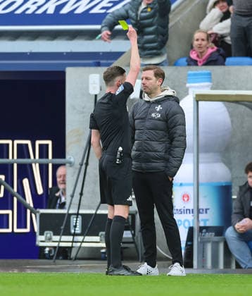 21 02 2026, Soccer 2 Bundesliga, SV Darmstadt 98 Fortuna Düsseldorf, emonline, emspor, despor, v l , Referee Michael Bacher shows coach Florian Kohfeldt SV Darmstadt 98 the yellow card, receive a yellow card DFL DFB REGULATIONS PROHIBIT ANY USE OF PHOTOGRAPHS AS IMAGE SEQUENCES AND OR QUASI VIDEO xdcx Copyright: HMBxMedia Claus