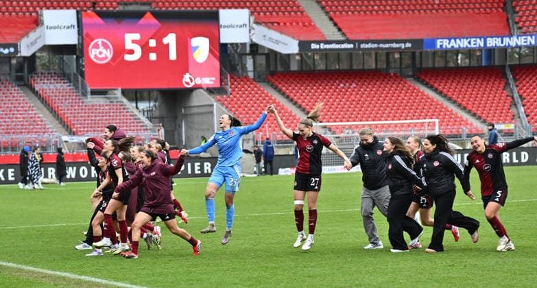 21.02.2026 - Fussball - Saison 2025 2026 - 1. Google Pixel Frauen Bundesliga - 19. Spieltag: 1. FC Nürnberg FCN ( Club Clubfrauen ) - FC Carl Zeiss Jena - Sportfoto Zink - xwoxzix - Mannschaft Team FCN - Jubel Freude nach Spielende *** 21 02 2026 Soccer Season 2025 2026 1 Google Pixel Women Bundesliga 19 Matchday 1 FC Nürnberg FCN Club Clubfrauen FC Carl Zeiss Jena Sportfoto Zink xwoxzix Team Team FCN Cheering Joy after the end of the match