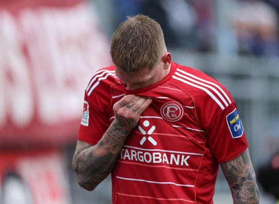 21 02 2026, Football 2 Bundesliga, SV Darmstadt 98 Fortuna Düsseldorf, emonline, emspor, despor, v l , Jordy de Wijs Fortuna Düsseldorf enttaeuscht, enttaeuscht Blickend, dissapointed, traurig, frustiert, frustiert, gefrustet, frustrated DFL DFB REGULATIONS PROHIBIT ANY USE OF PHOTOGRAPHS AS IMAGE SEQUENCES AND OR QUASI VIDEO xdcx Copyright: HMBxMedia Claus