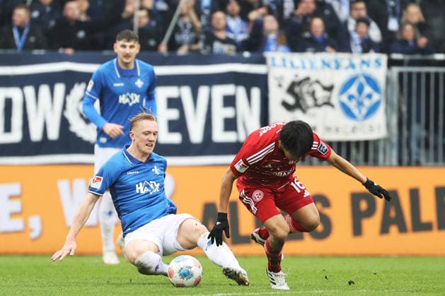 21 02 2026, xtvx, Fußball 2 Bundesliga, SV Darmstadt 98 Fortuna Duesseldorf v l Zweikampf, Duell, duel, tackle, compete Isac Lidberg SV Darmstadt 98 Satoshi Tanaka Fortuna Duesseldorf DFL DFB REGULATIONS PROHIBIT ANY USE OF PHOTOGRAPHS as IMAGE SEQUENCES and or QUASI VIDEO Darmstadt