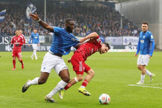 21 02 2026, xtvx, Fußball 2 Bundesliga, SV Darmstadt 98 Fortuna Duesseldorf v l Zweikampf, Duell, duel, tackle, compete Patric Pfeiffer SV Darmstadt 98 Florent Muslija Fortuna Duesseldorf DFL DFB REGULATIONS PROHIBIT ANY USE OF PHOTOGRAPHS as IMAGE SEQUENCES and or QUASI VIDEO Darmstadt