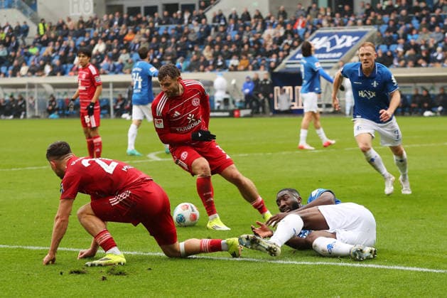 21 02 2026, xtvx, Fußball 2 Bundesliga, SV Darmstadt 98 Fortuna Duesseldorf v l Zweikampf, Duell, duel, tackle, compete Patric Pfeiffer SV Darmstadt 98 Florent Muslija Fortuna Duesseldorf DFL DFB REGULATIONS PROHIBIT ANY USE OF PHOTOGRAPHS as IMAGE SEQUENCES and or QUASI VIDEO Darmstadt